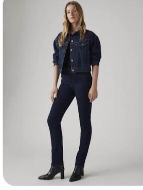 NWOT Levi’s 724 High Rise Straight denim in Rinse 28 28